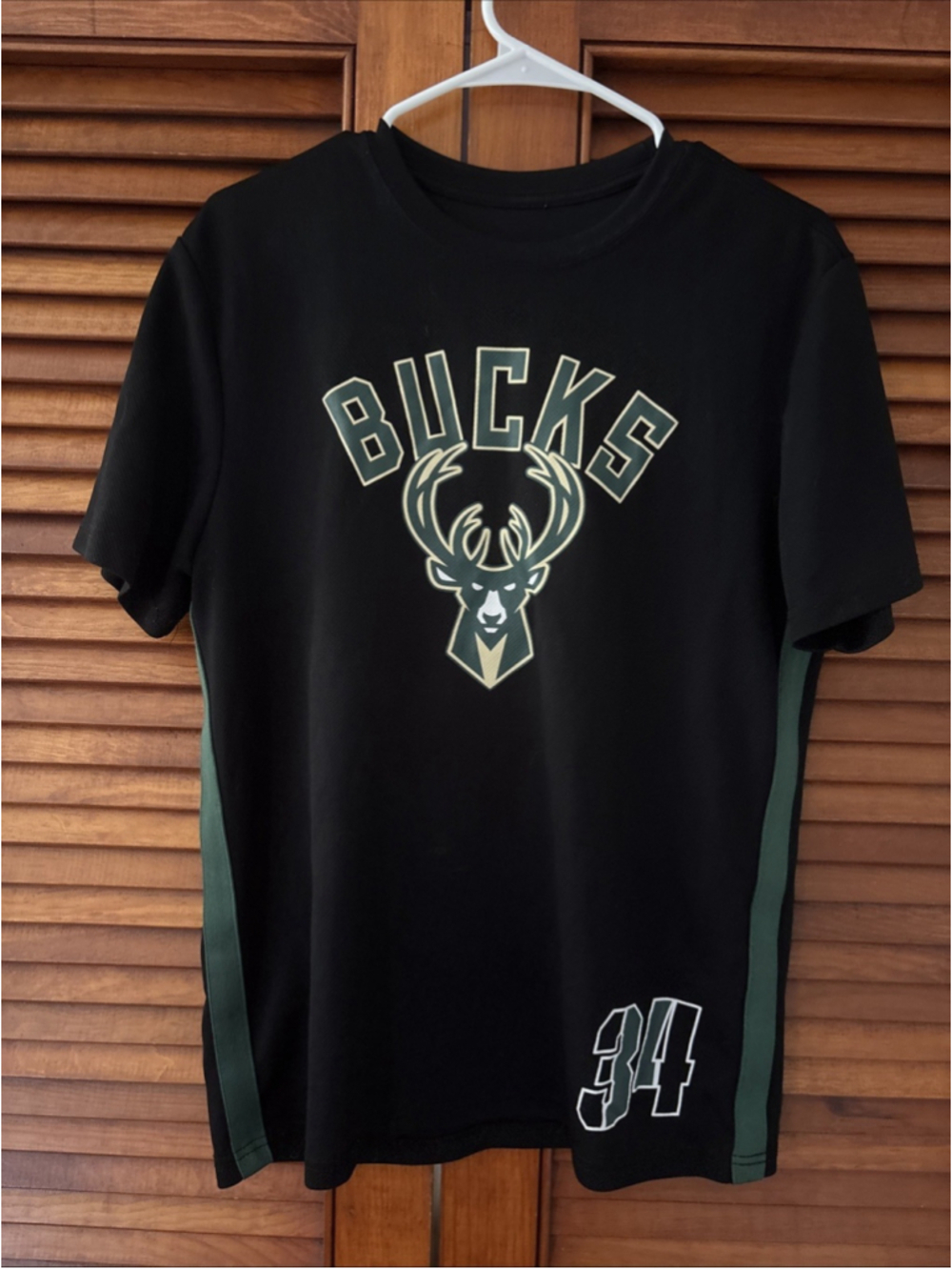 Milwaukee Bucks Giannis Antetokounmpo Shooting Style T-Shirt Size Adult Medium